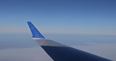 Uçuşumuz sırasında hava araçlarının camları, güzel mavi gökyüzünü görebiliyoruz.