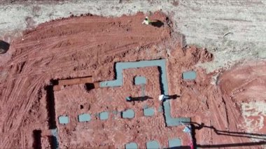 Beton şerit temeller kullanılarak evin inşaat sürecinde çimento yönlendirmek için otomatik pompa kullanılır.