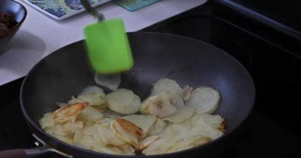 Traditionellt Sätt Att Tillaga Potatis Att Baka Dem Stekpanna Vegetabilisk — Stockvideo