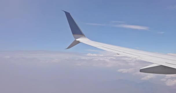 Avión Ala Sobre Las Nubes Hermosa Vista Través Ventana Del — Vídeo de stock