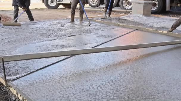 Trabalhador Local Construção Estão Nivelando Concreto Para Calçada Com Espátula — Vídeo de Stock