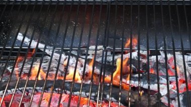 Açık havada et ızgara yapmak için brazier odunlu dumanlı barbekü.