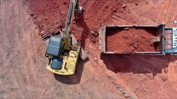Nşaat Alanı Kazıcı Kullanan Işçiler Toprağı Çöp Kamyonuna Yüklüyor Inşa — Stok video