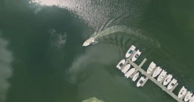 Kıyı marinaları, tekneleri, okyanus rıhtımları havadan görünüşlü.