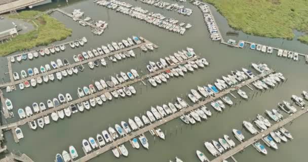 Segelboot Yacht Schöne Boote Yachthafen Der Küste Mit Panoramischer Aussicht — Stockvideo