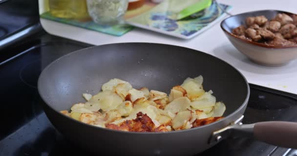 Kartoffelpfanne Traditionelle Pfanne Pflanzenöl Gebacken — Stockvideo