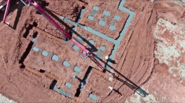 Beton pompacısının yardımıyla yeni ev temellerine ıslak beton dökülüyor..