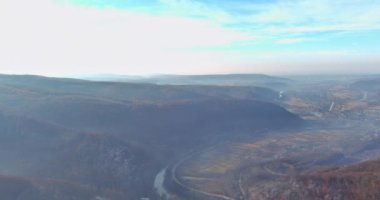 Karpatlar 'daki dağ ormanları sonbahar sabahı sisinin nefes kesici manzarasını sunuyor..