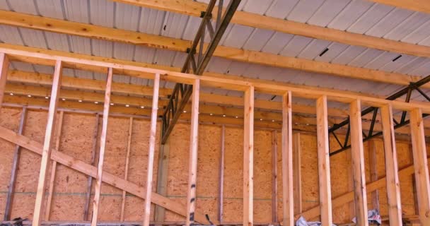 Stahlrahmen Dachkonstruktion Mit Holzbalken Für Große Lagerhalle Während Der Bauzeit — Stockvideo
