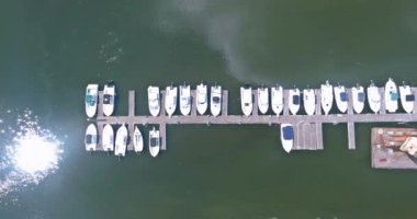 Yat, yelkenli, deniz kıyısındaki tekneler, panoramik manzaralı.