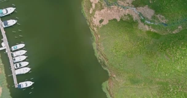Прибрежная Гавань Очарование Парусник Красивые Лодки Панорамным Видом Воздуха — стоковое видео