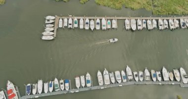 Panoramik manzaralı çarpıcı bir okyanus marinasında yat teknesi iskeleleri.