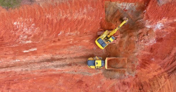 Camión Volquete Cargado Con Tierra Mediante Uso Excavadora Sitio Construcción — Vídeo de stock