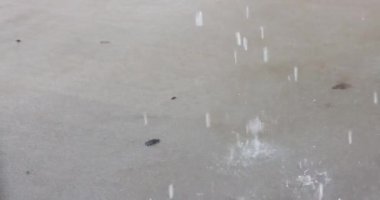 Şiddetli yağmur, kötü hava koşullarında beton yağmur dinamikleri ile karşılaşır