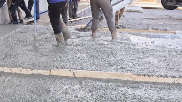 在家庭附近的车道上 混凝土搅拌机卡车用湿式水泥浇注预拌水泥混凝土供车道使用 — 图库视频影像
