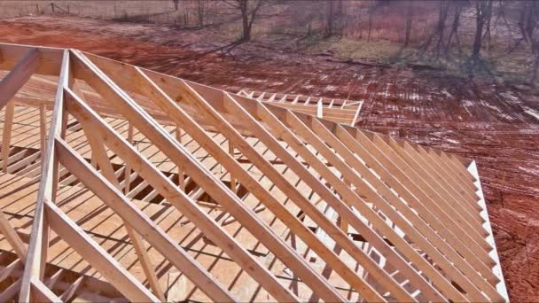 Budowa Nowej Ramy Dachowej Drewnianymi Belkami Nośnymi — Wideo stockowe