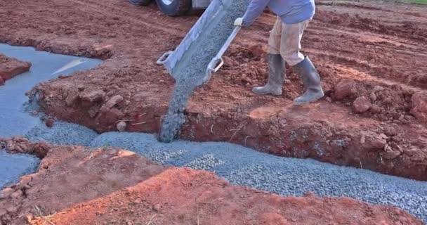 Grundare Arbetare Hälla Färdig Blandning Cement Betong För Byggnad Byggarbetsplatsen — Stockvideo