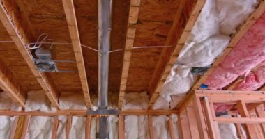 İşçi hvac sistemi, elektrik kabloları, tavan lambası, izolasyon yükler.