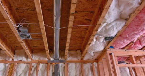 工人们在新房子的灰泥板前安装了Hvac系统 天花板灯 绝缘材料 — 图库视频影像