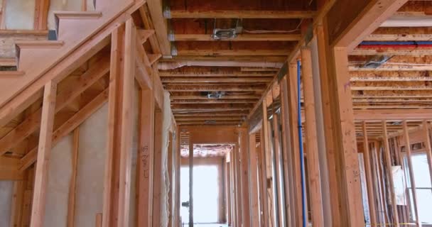 Novo Trabalhador Casa Instala Isolamento Sistema Hvac Fios Elétricos Luz — Vídeo de Stock