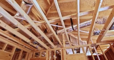 Hvac, elektrik kabloları, yalıtım ve yeni ev için tavan lambası yerleştirir.