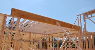 Yeni ev inşaatında destek kirişleri ahşap çerçeve kirişleri kullanarak çatı inşaatını destekliyor