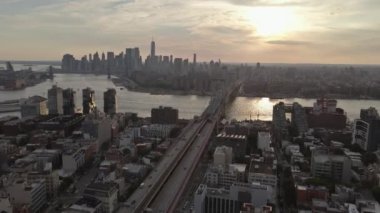 Günbatımı Williamsburg Köprüsü 'nün güzelliğini artırıyor. Brooklyn' deki East River 'dan büyüleyici bir panoramik manzara sunuyor.