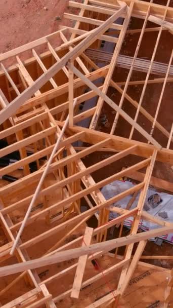 Budowa Nowego Dachu Domu Przy Użyciu Drewnianych Kratownic Ramowych Podparcia — Wideo stockowe