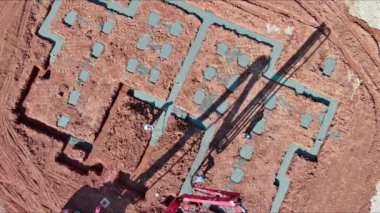 Beton pompa yapımcısı kullanmak evin temellerine ıslak beton dökmektir..