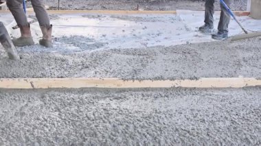 Karıştırıcı kamyonu çimento döküyor. Evin yakınına karışık beton dökülüyor. Garaj yolu için beton dökülüyor.