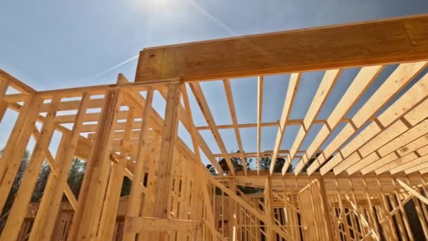 新しい家を建てるには フレームサポート内の組み込み木製の梁が必要です — ストック動画