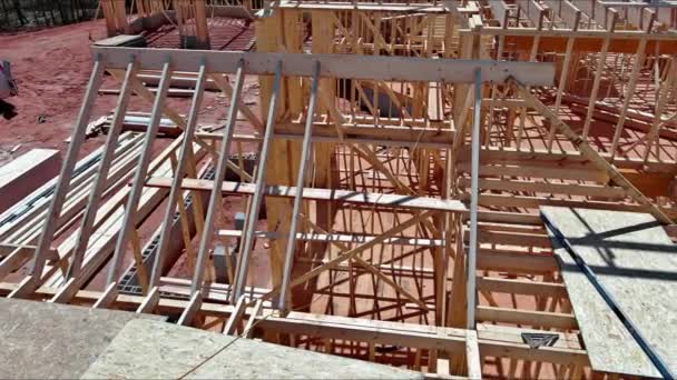 建設現場は 木製の梁で新しい家をフレーミング中です — ストック動画