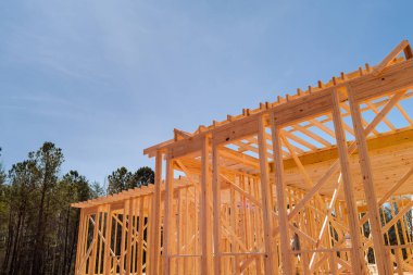 Ahşap kirişli bitmemiş bir evde inşaat çalışmaları devam ediyor.