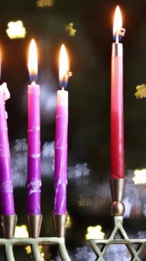 Hanuka kutlamaları menorah hanukkiah mumları Yahudi kutsal bayramında yanıyor.