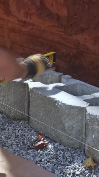 Robotnik Budowlany Montował Bloki Betonowe Ściany Oporowej Placu Budowy — Wideo stockowe