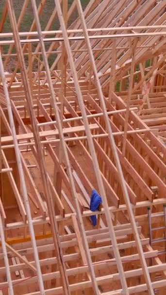 Construção Telhado Treliça Quadro Madeira Para Nova Casa Com Vigas — Vídeo de Stock