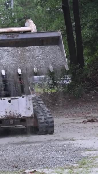 Menggunakan Traktor Mempersiapkan Dasar Untuk Jalan Baru Dengan Meletakkan Batu — Stok Video