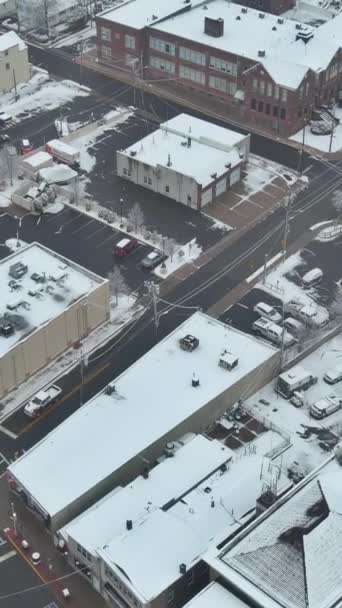 Χειμερινό Πανόραμα Μικρή Πόλη Χιόνι Καλύπτονται Σπίτια Από Πάνω Στο — Αρχείο Βίντεο
