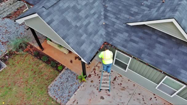工人们正在清除堵塞的屋顶上的污垢 落叶碎片 以防止雨水排出 — 图库视频影像
