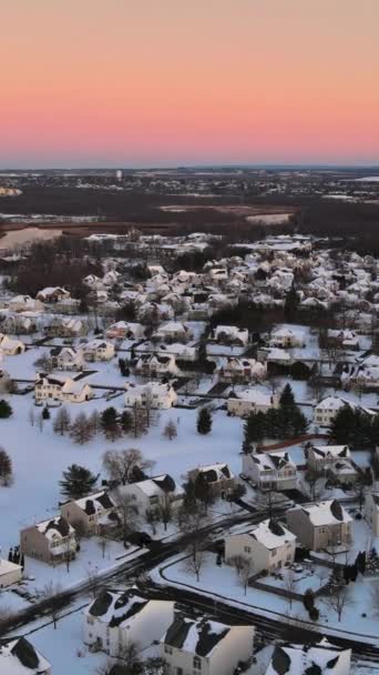 Cozy Αμερικανική Μικρή Πόλη Που Καλύπτεται Από Χιόνι Από Πάνω — Αρχείο Βίντεο