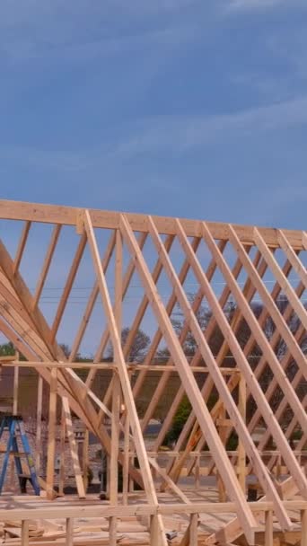 Verwendung Von Holzrahmenbalken Als Träger Für Dachkonstruktion Für Neues Haus — Stockvideo