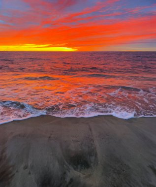 Güneş sabahları doğarken, çarpıcı gün doğumu okyanus üzerinde görülür.