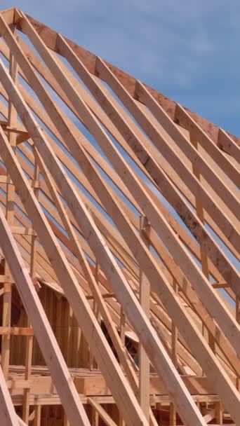 Beim Bau Eines Neuen Hausdaches Werden Holzfachwerkbalken Als Stützbalken Verwendet — Stockvideo