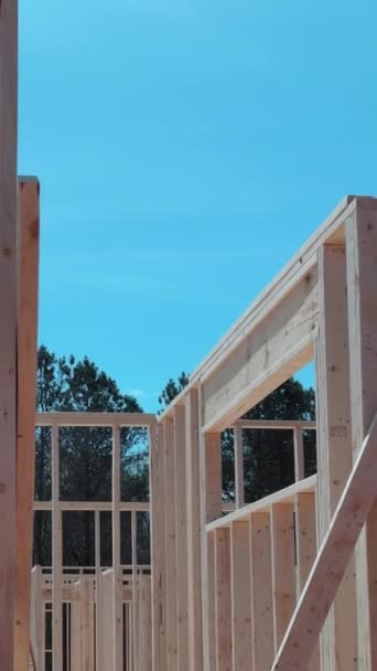Arbeiten Gange Blick Auf Den Bau Unvollendetes Haus Mit Holzbalken — Stockvideo