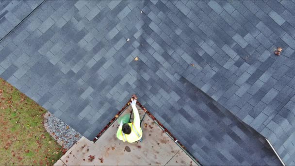 Работник Чистит Засорившуюся Водосточную Канаву Засоренную Грязью Обломками Опавшими Листьями — стоковое видео