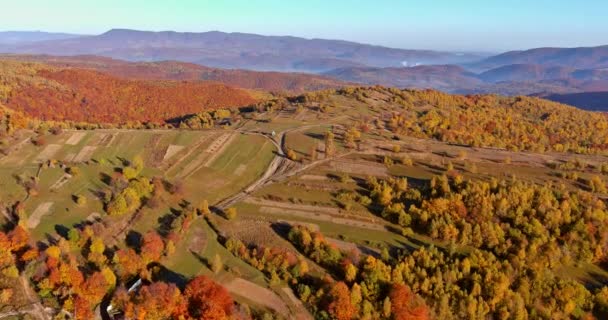 Karpatlar Küçük Bir Köyü Sonbahar Tarlaları Yüksek Dağlarda — Stok video