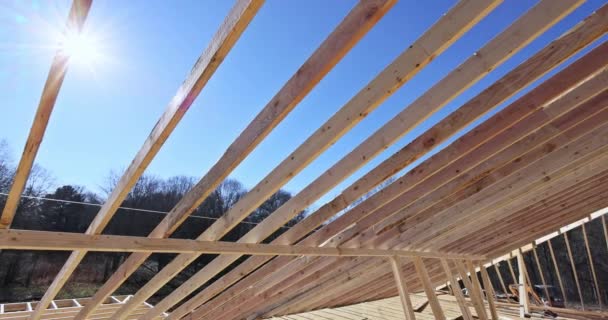 Nowy Dom Dach Konstrukcji Kratownicy Drewnianymi Belkami Nośnymi — Wideo stockowe
