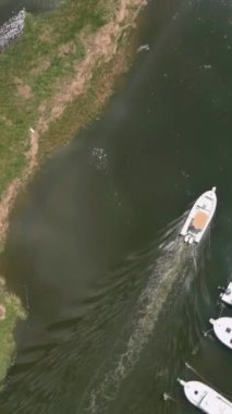 Panoramik manzarada tekneler, rıhtımlar, güzel okyanus marinaları.