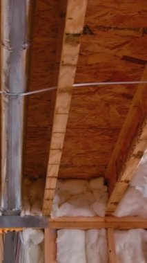İşçi hvac sistemi, elektrik kabloları, tavan lambası, izolasyon yükler.