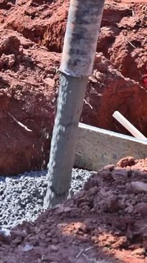 İnşaat çalışanları tarafından dökülen yeni ev temeli